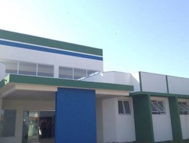 Com vereadores, prefeito vistoria obra da UPA