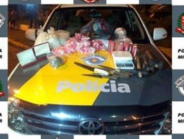  POLÍCIA PRENDE MEDICAMENTOS DE USO PROIBIDO E INDIVIDUO PORTAVA DOCUMENTO FALSO.