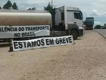 Caminhoneiros aderem à paralisação nacional com ato na Raposo Tavares