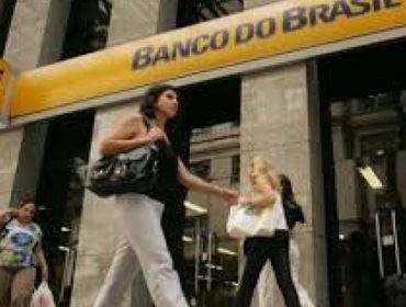 Ontem 2H30 minutos, ladrões entram na ag. Bco. Brasil de Botucatu, polícia chegou as dez horas.
