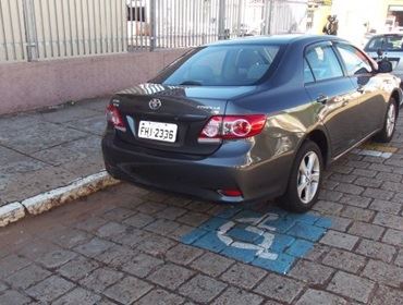 Vagas de idosos tem que existir no local uma placa regulamentando.
