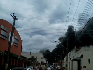 Incêndio em um depósito de reciclagem  na Av. Paranapanema