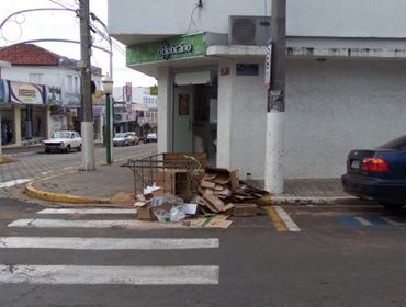 Quem passa na R. Rio G. do Sul, esquina com R. S. Paulo pensa que alí é um depósito de reciclagem.