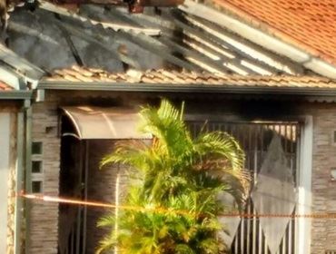 Carro pega fogo dentro de garagem e chamas destroem parte de casa em Tatuí