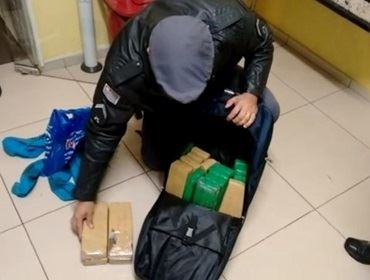 Passageiro e menor são flagrados com haxixe e maconha em ônibus na Castello Branco