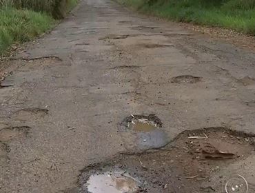 Motoristas reclamam de buraco e falta de asfalto em estrada de Angatuba