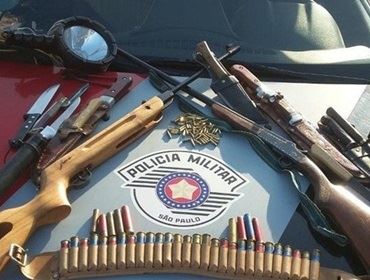 Homem é preso por porte ilegal de armas durante blitz em Taquarituba