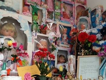 Túmulo de menina de 2 anos recebe bonecas como presentes em Avaré