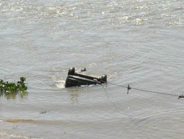 Estiagem revela carro no meio de rio em Taquarituba