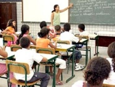 O piso nacional da carreira de professor da educação básica foi reajustado para R$ 1.697 
