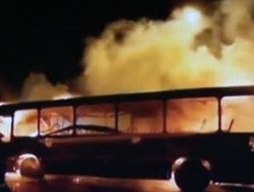 Ônibus da viação Garcia pega fogo durante viagem na Rodovia Castello Branco próximo a Avaré.