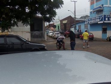 Flanelinhas  guardadores de carros continuam atuando na Feira em Avaré.