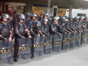 Policiais receberam vaias ao chegar com armaduras de ?Robocop?