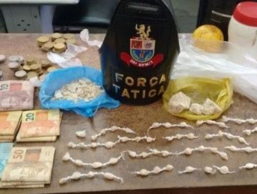 Mãe com criança de 5 anos é flagrada com drogas em casa