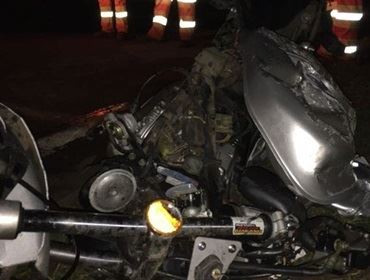 Caminhão derruba e arrasta moto por rodovia em Avaré