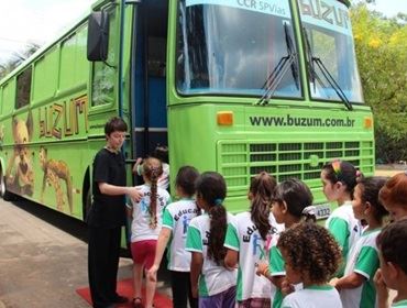 Teatro de bonecos sobre rodas é atração na região