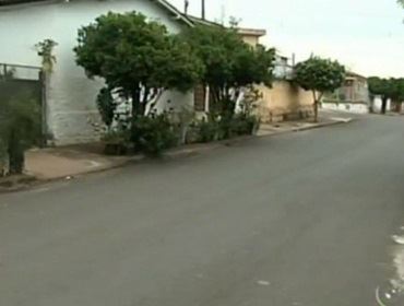Moradora que mantém plantas em calçada poderá ser multada em Piraju