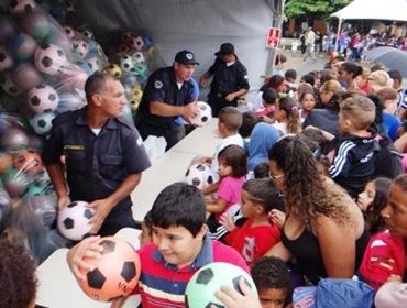 Mesmo com chuva, pais e filhos se divertiram na Concha Acústica