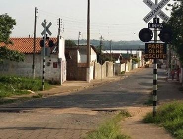 Menino com braço e perna cortados por trem recebe alta, afirma avó