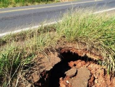 Buracos, desníveis e erosões tomam conta da rodovia SP 255, na região de Itaí
