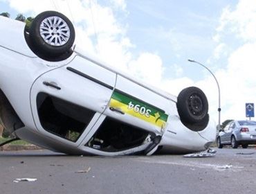 Carro abandonado na SP-255 provoca três acidentes em Avaré