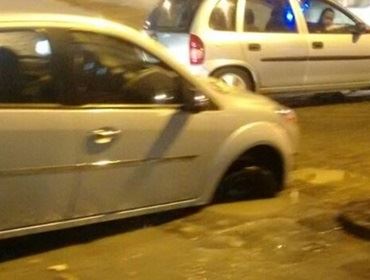 Carro fica preso ao cair em bueiro sem tampa em avenida de Avaré