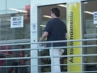 Bancos da região aderem à greve no país; população recorre a alternativas