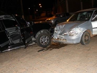 MOTORISTA SUSPEITO DE EMBRIAGUEZ PROVOCA ACIDENTE E É DETIDO.