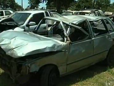Motorista é detido por embriaguez após carro com oito pesoas capotar