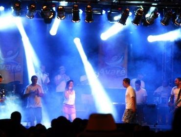    Famílias curtiram a folia no  Largo São João e no Costa Azul