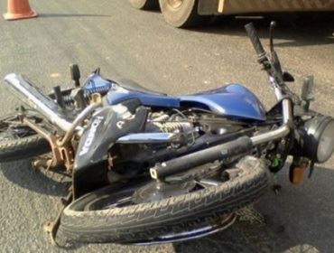  Motoqueiro bate na trazeira de um caminhão  estacionado e morre.