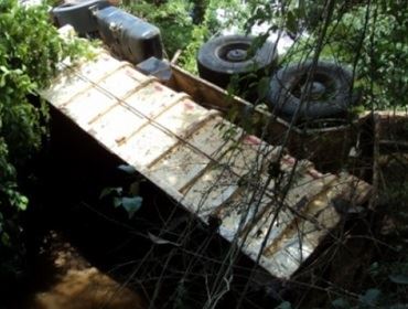 CAMINHÃO BASCULANTE TOMBOU EM CIMA DO MOTORISTA