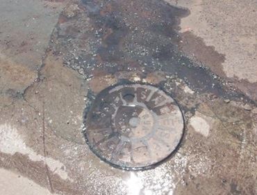 PV DA SABESP VAZANDO NO BAIRRO GRAN VILLE A MAIS DE QUINZE DIAS