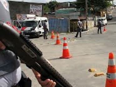 APARATO POLICIAL NO POSTO DE SAÚDE DA RUA ACRE