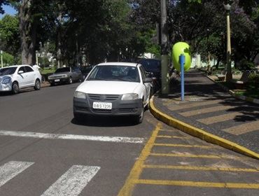 VEÍCULO MUNICIPAL ESTACIONADO IRREGULAMENTE.