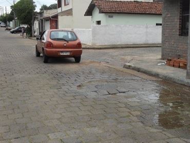 CONTINUA O VAZAMENTO DE ÁGUAS NA JOSÉ CONSTÂNCIO