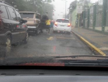 TRÂNSITO NA PORTA DA FREA TEM QUE SER FISCALIZADO.