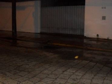 CORRE GRANDE VOLUME DE ÁGUA PELAS SARJETAS NAS MADRUGADAS.