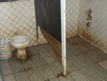 BANHEIRO PÚBLICO DA PÇA. PADRE TAVARES NÃO TEM PORTA.
