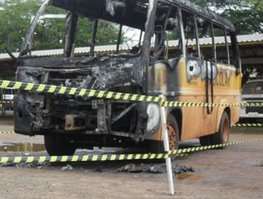 INCÊNDIO DESTRÓI ÔNIBUS NA GARAGEM MUNICIPAL