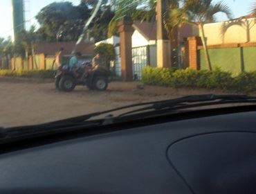 CRIANÇAS PILOTANDO QUADRICICLOS NAS PRAIAS DA A.A.B.B.