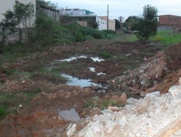 ESGOTO DA RUA JANIO QUADROS CONTINUA AO CÉU ABERTO