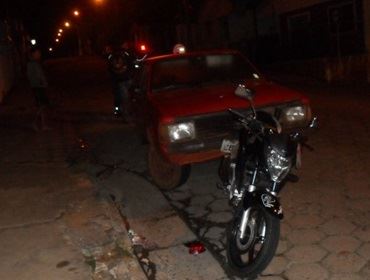 MOTORISTA VISIVELMENTE  EMBRIAGADO BATE EM MOTO NA RUA ARANDU