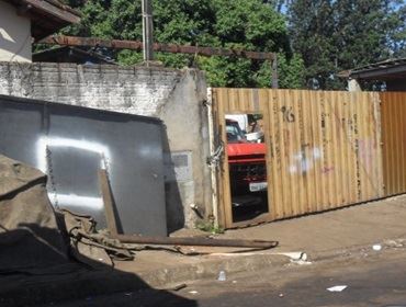 FISCALIZAÇÃO MUNICIPAL LACROU OFICINA QUE FAZIA CONCERTOS NA RUA.