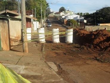 RESIDENCIAS  DA RUA ROLDÃO E. LEAL CORREM RISCO DE DESABAREM