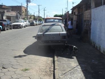 MAIS UM VEÍCULO ABANDONADO ENFEANDO A CIDADE.