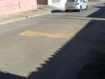 A IMPUNE SABESP CORTA O ASFALTO DA CIDADE PARA FAZER LIGAÇÕES E NÃO REFAZ O ASFALTO.