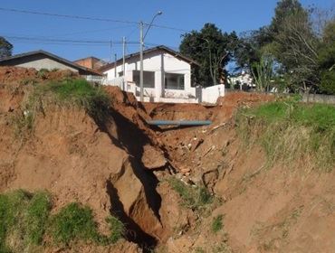RESIDENCIAS DA RUA ROLDÃO E. LEAL PODERÃO DESABAR