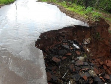 EROSÃO  NA VILA OPERÁRIA, ESTÁ ROMPENDO A RUA E, O DEPARTAMENTO DE OBRAS NÃO TOMA UMA INICIATIVA.