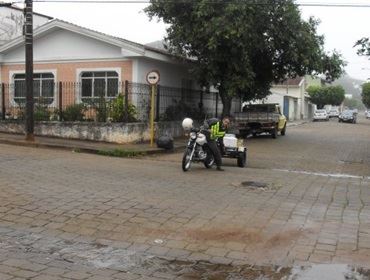 ENTREGADOR DE GÁS EM DESENTENDIMENTO DE TRÂNSITO AMEÇA IDOSO.